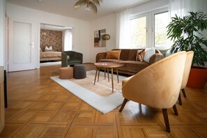 Living area - Seahorse, stylish apartment centrally located in Ulm, 3 bedrooms, kitchen, bathroom (Ulm)