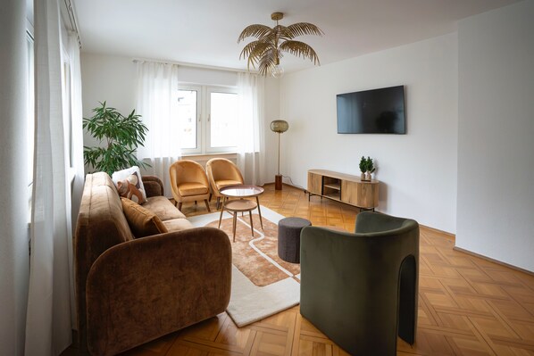 Living area - Seahorse, stylish apartment centrally located in Ulm, 3 bedrooms, kitchen, bathroom (Ulm)