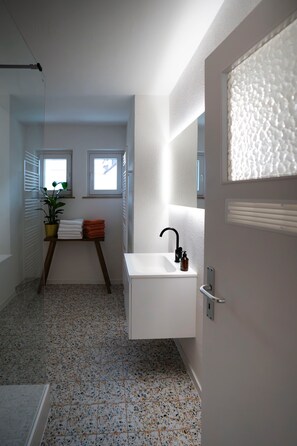 Shower, hair dryer, towels, soap - Seahorse, stylish apartment centrally located in Ulm, 3 bedrooms, kitchen, bathroom (Ulm)