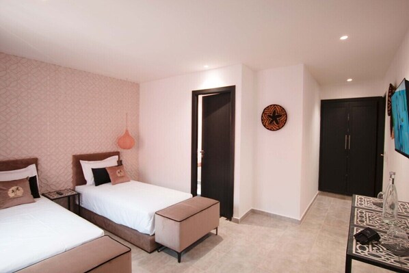 Ropa de cama de alta calidad, sistema de insonorización y cunas 