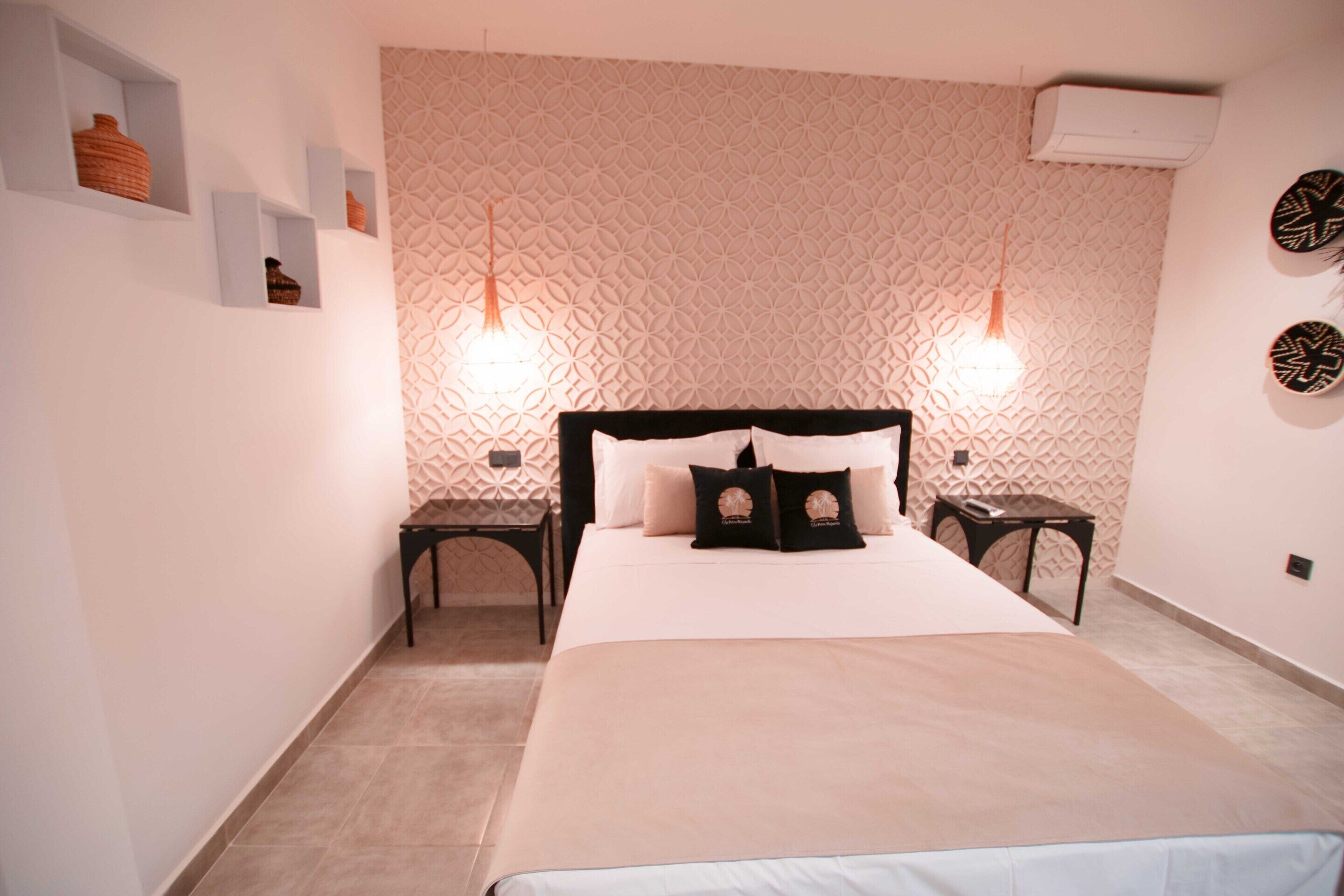 Deluxe Tek Büyük Yataklı Oda, Özel Banyo | Kaliteli yatak takımı, ses yalıtımı, beşik/çocuk yatağı 