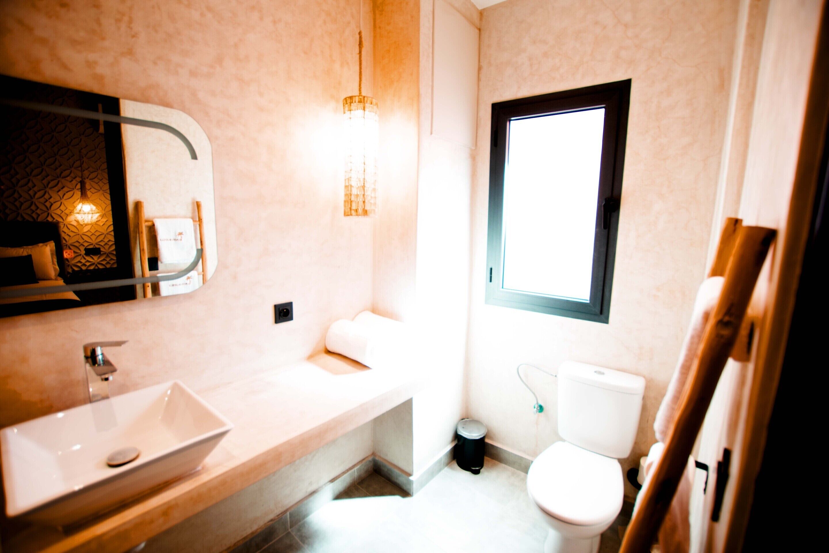 Ducha, artículos de higiene personal gratuitos, toallas y jabón