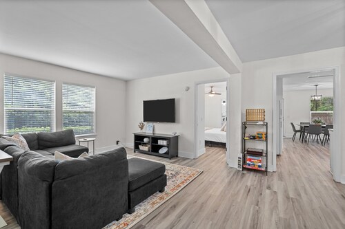 Camelot Cottage - Pet friendly, 7 mins to Wrightsville Beach, UNCW & More!