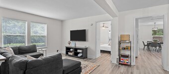 Camelot Cottage - Pet friendly, 7 mins to Wrightsville Beach, UNCW & More!