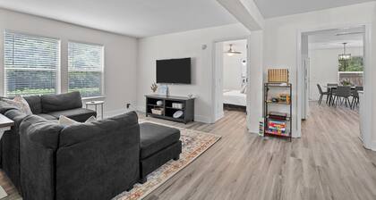 Camelot Cottage - Pet friendly, 7 mins to Wrightsville Beach, UNCW & More!