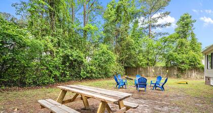 Camelot Cottage - Pet friendly, 7 mins to Wrightsville Beach, UNCW & More!