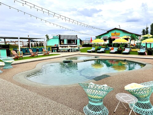 Pickleball, Pool, Arcade, Hot Tub! Sleeps 25, 12pm check in/out, no cleaning fee