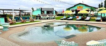 Pickleball, Pool, Arcade, Hot Tub! Sleeps 25, 12pm check in/out, no cleaning fee
