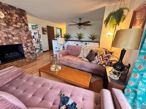 Smart-TV, Kamin, Videospiele, Tischtennisplatte