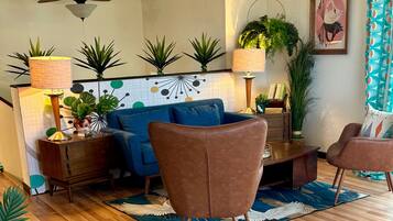 Smart TV, lareira, videogames, mesa de pingue-pongue