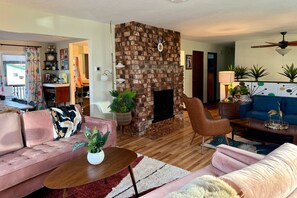 Smart TV, fireplace, video games, ping pong - Pickleball, Pool, Arcade, Hot Tub! Sleeps 25, 12pm check in/out, no cleaning fee (Post Falls)