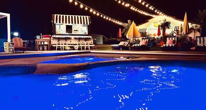 Sleeps 25, Swimming pool, pickleball, hot tub, arcade, basketball, playground