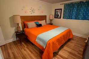 5 bedrooms, desk, iron/ironing board, travel cot - Pickleball, Pool, Arcade, Hot Tub! Sleeps 25, 12pm check in/out, no cleaning fee (Post Falls)