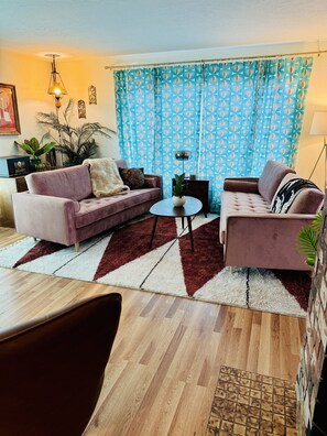 Smart TV, fireplace, video games, ping pong - Pickleball, Pool, Arcade, Hot Tub! Sleeps 25, 12pm check in/out, no cleaning fee (Post Falls)