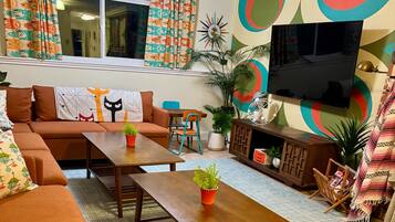 Smart TV, lareira, videogames, mesa de pingue-pongue