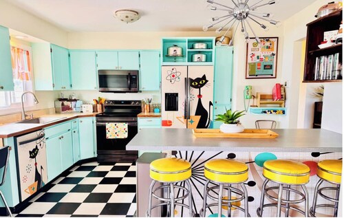 MCM Themed, Sleeps 25, lounge, Swimming pool, pickleball, volleyball and a UFO
