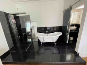 Håndklær, såpe og toalettpapir