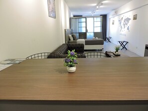 Classic-Apartment, Balkon, Gartenblick | Wohnbereich