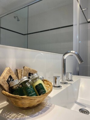 Ducha, secador de pelo, toallas, jabón