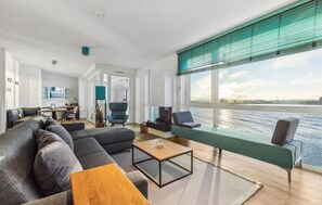 TV, caminetto, impianto stereo