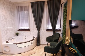 Sèche-cheveux, serviettes fournies, savon, papier toilette