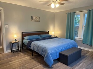 4 chambres, coffres-forts dans les chambres, fer et planche à repasser