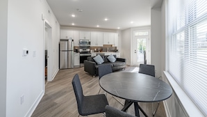 50-inch Smart TV with digital channels, streaming services - Tourist Homes of Richmond Church Hill North (Richmond)