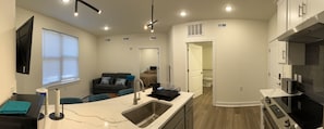 Apartamento luxo, vista para o pátio | Área de estar | Smart TV 50 polegadas com canais digitais, serviços de streaming