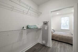 1 bedroom, down comforters, iron/ironing board, free WiFi - Tourist Homes of Richmond Church Hill North (Richmond)