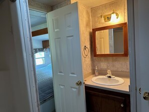 Hårføner, håndklær, såpe og toalettpapir