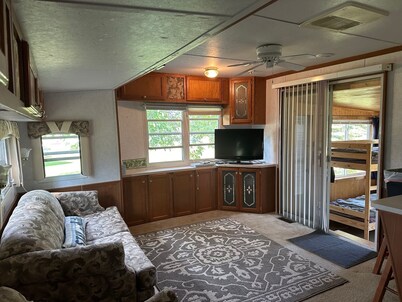 Tranquil cabin with AC on charming Lake Sarah.  