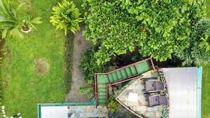 Un giardino pensile con zona salotto e una scala che conduce al piano superiore.