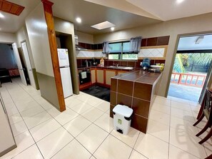 Fridge, microwave, oven, stovetop - Evangeline's Home 3 minutes walk to the Mini Golf (Arorangi)