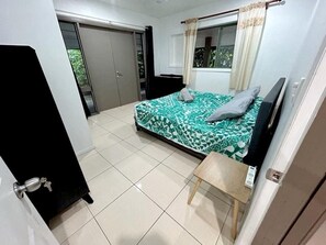 3 bedrooms, iron/ironing board, WiFi, bed sheets - Evangeline's Home 3 minutes walk to the Mini Golf (Arorangi)