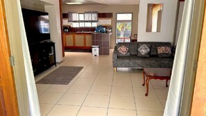 Smart TV - Evangeline's Home 3 minutes walk to the Mini Golf (Arorangi)