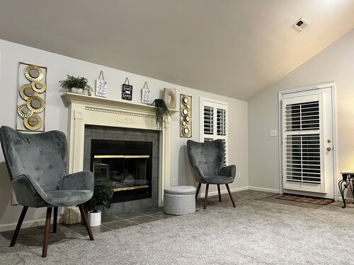 The Great Room - fully cozy & private Townhome 