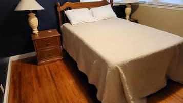 3 bedrooms, iron/ironing board, WiFi, bed sheets