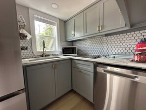 Réfrigérateur, surface de cuisson, lave-vaisselle