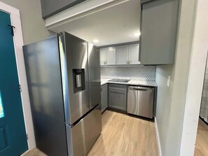 Refrigerador, parrilla de estufa, lavavajillas y utensilios de cocina