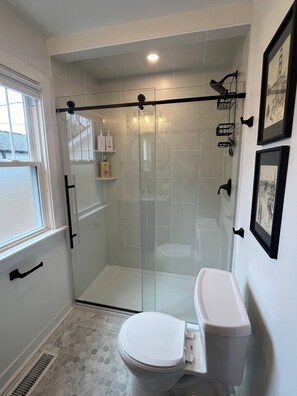 Shower, hair dryer, towels, soap - Evan’s Broad Ripple Bungalow (Indianapolis)