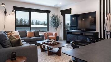 Condo | Área de sala de estar | Televisión de pantalla plana