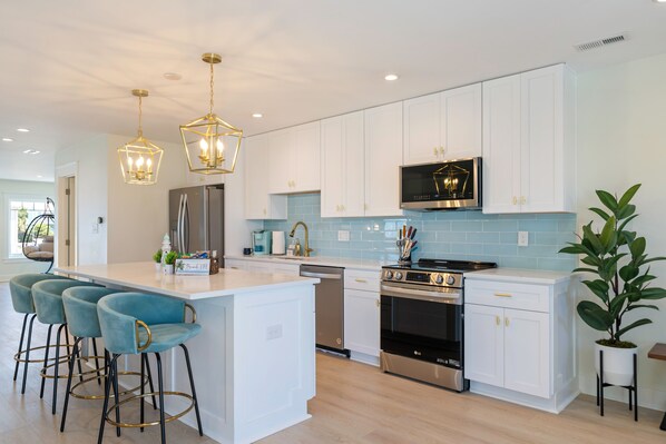 ثلاجة، ميكروويف، فرن، غسالة أطباق