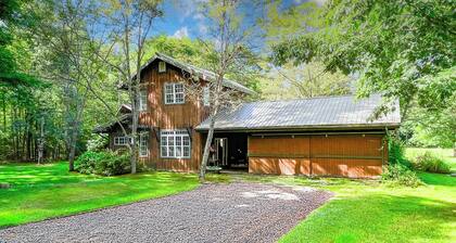 Cozy CHQ Farmhouse Escape by Stream & Cabin - 2.8mi to Main Gate, sleeps 12!