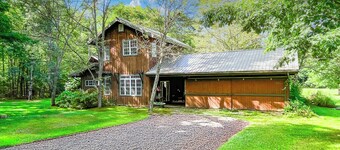 Cozy CHQ Farmhouse Escape by Stream & Cabin - 2.8mi to Main Gate, sleeps 12!