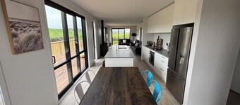 Bring the family to Raglan! Close to the beach with stunning mountain views!