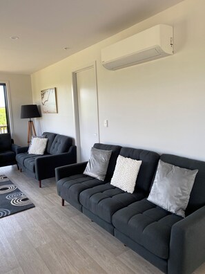 Smart-tv, pejs, bøger, stereoanlæg