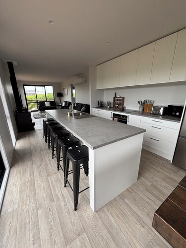 Bring the family to Raglan! Close to the beach with stunning mountain views!