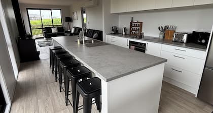 Bring the family to Raglan! Close to the beach with stunning mountain views!