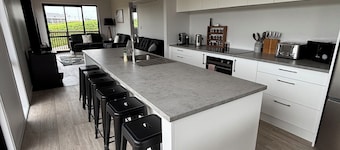 Bring the family to Raglan! Close to the beach with stunning mountain views!