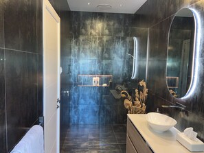 Dusche, Haartrockner, Handtücher, Seife